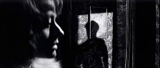『悪徳の栄え』 1963　約47分：ゲシュタポ本部、暗い部屋＋右に影