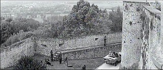 『悪徳の栄え』 1963　約53分：城　門からの経路、上から