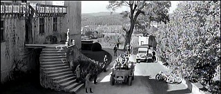 『悪徳の栄え』 1963　約54分：城内への階段と短い橋