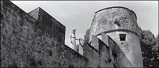 『悪徳の栄え』 1963　約55分：城壁、下から