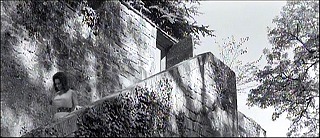 『悪徳の栄え』 1963　約56分：城壁沿いの階段