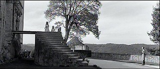『悪徳の栄え』 1963　約59分：城内への階段と短い橋