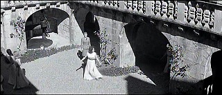『悪徳の栄え』 1963　約59分：城の中庭、上から