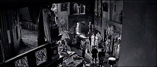 『悪徳の栄え』 1963　約1時間6分：城　広間と吹抜歩廊、上から