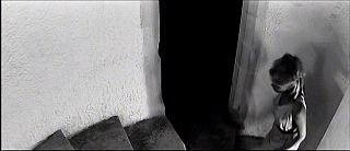 『悪徳の栄え』 1963　約1時間14分：城　螺旋階段、上から