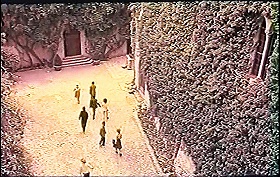 『惨殺の古城』 1965　約11分：城門と玄関の間、上から