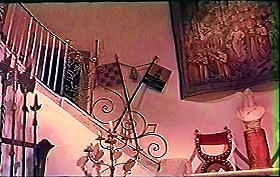 『惨殺の古城』 1965　約11分：玄関の階段、踊り場の左上