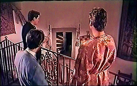 『惨殺の古城』 1965　約37分：玄関の階段途中の扉口を見下ろす
