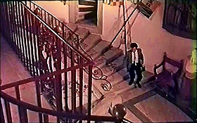 『惨殺の古城』 1965　約42分：玄関の階段途中の扉口と踊り場、上から