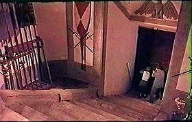 『惨殺の古城』 1965　約51分：玄関扉へくだる階段、上から