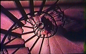 『惨殺の古城』 1965　約58分：隠し螺旋階段、ほぼ真上から