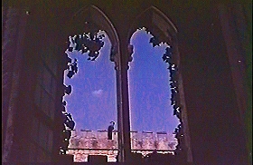 『惨殺の古城』 1965　約1時間14分：下降天蓋つき寝台の間の窓から向かいの屋上