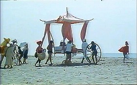 『魂のジュリエッタ』 1965　約15分：海岸　隣の別荘の人々