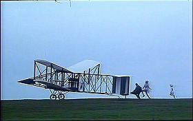 『魂のジュリエッタ』 1965　約47分：緑の丘＋複葉式飛行機