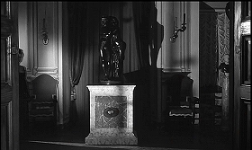 『亡霊の復讐』 1965　約3分：居間から広間(?)　奥を右へ進むと玄関
