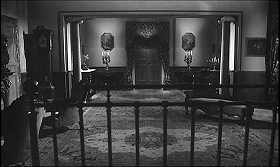 『亡霊の復讐』 1965　約28分：寝室　ベッド側から扉の方を見る