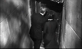 『亡霊の復讐』 1965　約41分：狭い階段下に扉