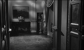 『亡霊の復讐』 1965　約58分：二階廊下、先ほどと逆向き　右奥の胸像の向こうで隠し扉が開く