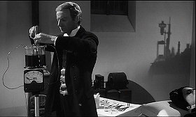 『亡霊の復讐』 1965　約59分：実験室　右奥の壁に器材類の鮮やかな影