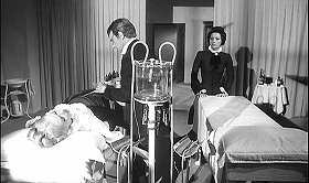 『亡霊の復讐』 1965　約1時間27分：実験室　二つ並ぶ診察台＋稲光