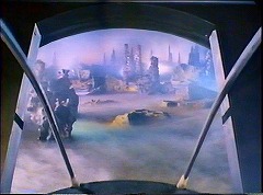 『バンパイアの惑星』 1965　約14分：昇降口越しに地表の眺め