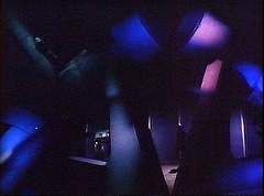 『バンパイアの惑星』 1965　約25分：もう一隻の宇宙船の内部　下の奥に小さく人物たち