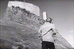 『袋小路』 1966　約6分：城のある丘のふもと