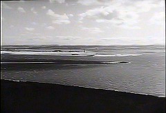 『袋小路』 1966　約1時間9分：城から見下ろした海と浜
