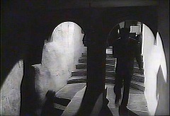『袋小路』 1966　約1時間17分：階段をあがって二階、上から＋二連アーチ