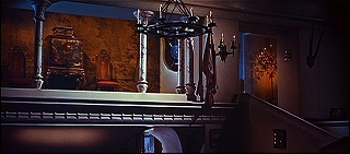 『凶人ドラキュラ』 1966　約23分：吹抜歩廊、右に階段