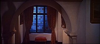 『凶人ドラキュラ』 1966　約24分：二階廊下、右奥で吹抜歩廊から
