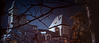 『凶人ドラキュラ』 1966　約33分：城、外観（寄って）