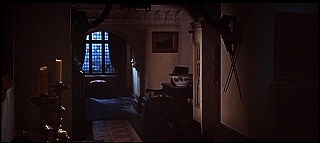 『凶人ドラキュラ』 1966　約35分：二階廊下、吹抜歩廊側
