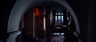 『凶人ドラキュラ』 1966　約38分：二階廊下、奥側