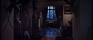 『凶人ドラキュラ』 1966　約39分：二階廊下、吹抜歩廊側
