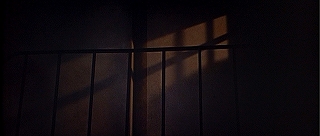 『凶人ドラキュラ』 1966　約40分：綴織の裏の下への階段