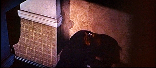 『凶人ドラキュラ』 1966　約48分：綴織の裏からの階段から下を