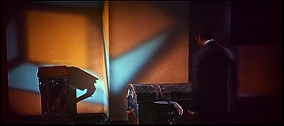 『凶人ドラキュラ』 1966　約54分：柩の部屋の壁に射す光