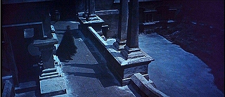 『凶人ドラキュラ』 1966　約1時間1分：玄関前、上から