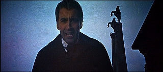 『凶人ドラキュラ』 1966　約1時間28分：玄関前、角柱の上にドラゴン像