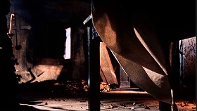 『呪いの館』 1966　約51分：検屍小屋、ずり落ちる白い布