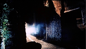 『呪いの館』 1966　約1時間3分：トンネル状路地