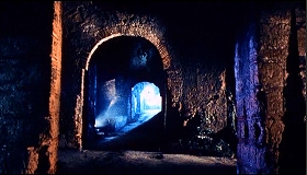 『呪いの館』 1966　約1時間3分：トンネル状路地