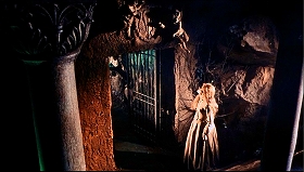 『呪いの館』 1966　約1時間4分：くぼみの扉口