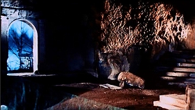 『呪いの館』 1966　約1時間6分：地下墓所、奥、バルコニーへの開口部