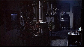 『蛇女の脅怖』 1966　約1時間0分：書斎から広間の脇、中央奥の円柱群が階段の下