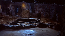 『蛇女の脅怖』 1966　約1時間12分：地下二階(?)の洞窟状空間、手前に温泉状沼