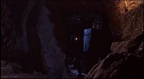 『蛇女の脅怖』 1966　約1時間19分：地下二階(?)の洞窟状空間