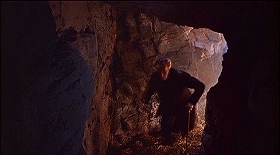 『蛇女の脅怖』 1966　約1時間20分：洞窟状空間への階段