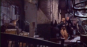 『蛇女の脅怖』 1966　約1時間21分：地下一階(?)の物置部屋、左に上への階段